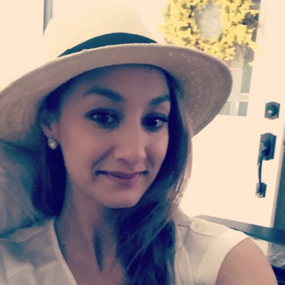 🌈Meet your Posher, 🙋🏻‍♀️Ashley🌸🌵 - Picture 1 of 2